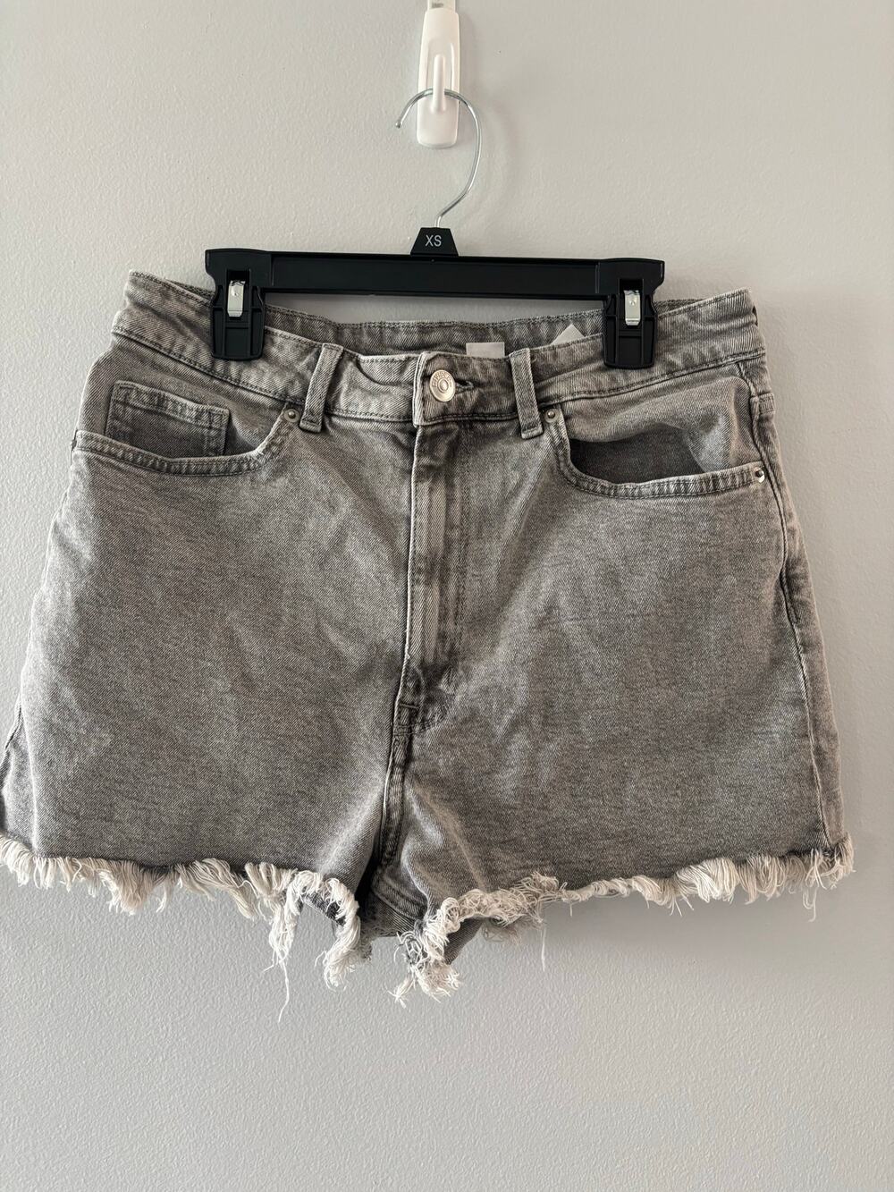 H&M Divided Womens Acid Wash Jean Shorts Size 8 Gray Raw Hem High Rise Festival